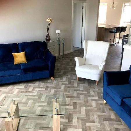 Stylish 3 Bed Apartment With Lough Atalia Views ゴールウェイ エクステリア 写真