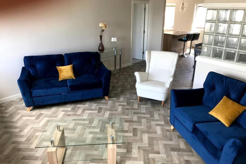 Stylish 3 Bed Apartment With Lough Atalia Views ゴールウェイ エクステリア 写真