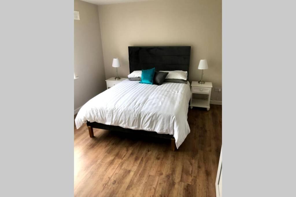 Stylish 3 Bed Apartment With Lough Atalia Views ゴールウェイ エクステリア 写真