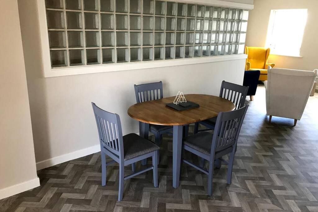 Stylish 3 Bed Apartment With Lough Atalia Views ゴールウェイ エクステリア 写真