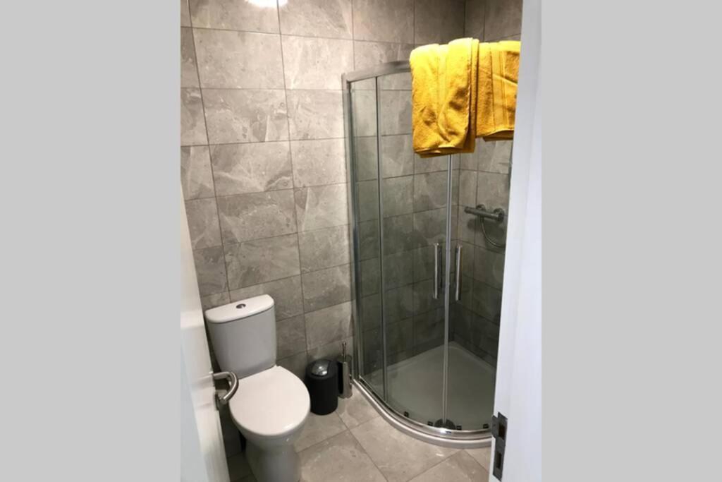 Stylish 3 Bed Apartment With Lough Atalia Views ゴールウェイ エクステリア 写真
