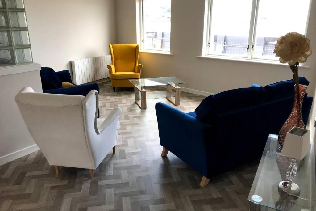 Stylish 3 Bed Apartment With Lough Atalia Views ゴールウェイ エクステリア 写真