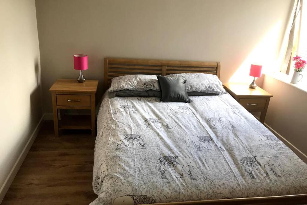 Stylish 3 Bed Apartment With Lough Atalia Views ゴールウェイ エクステリア 写真